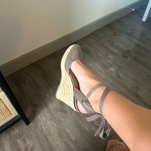 Women’s taupe platform closed toe wedges size 9